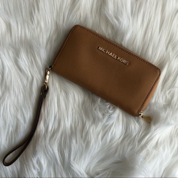 Michael Kors Handbags - Michael Kors Wristlet